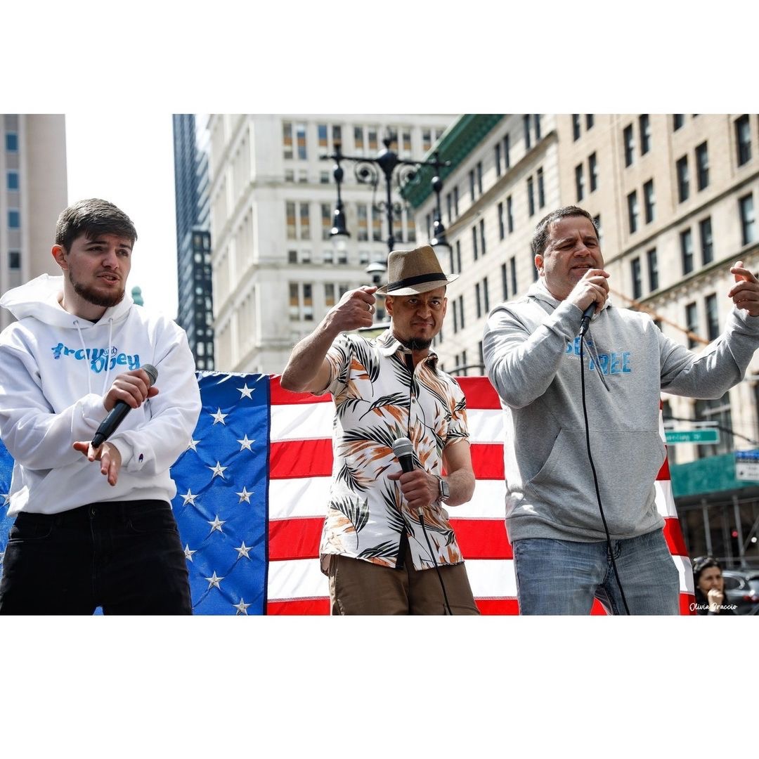 Making funny faces singing songs w/ @DVS7 & Charlie Carbone in New York City circa 2023 or so. Back in my day. Don't Run. Jesus JesusisKing